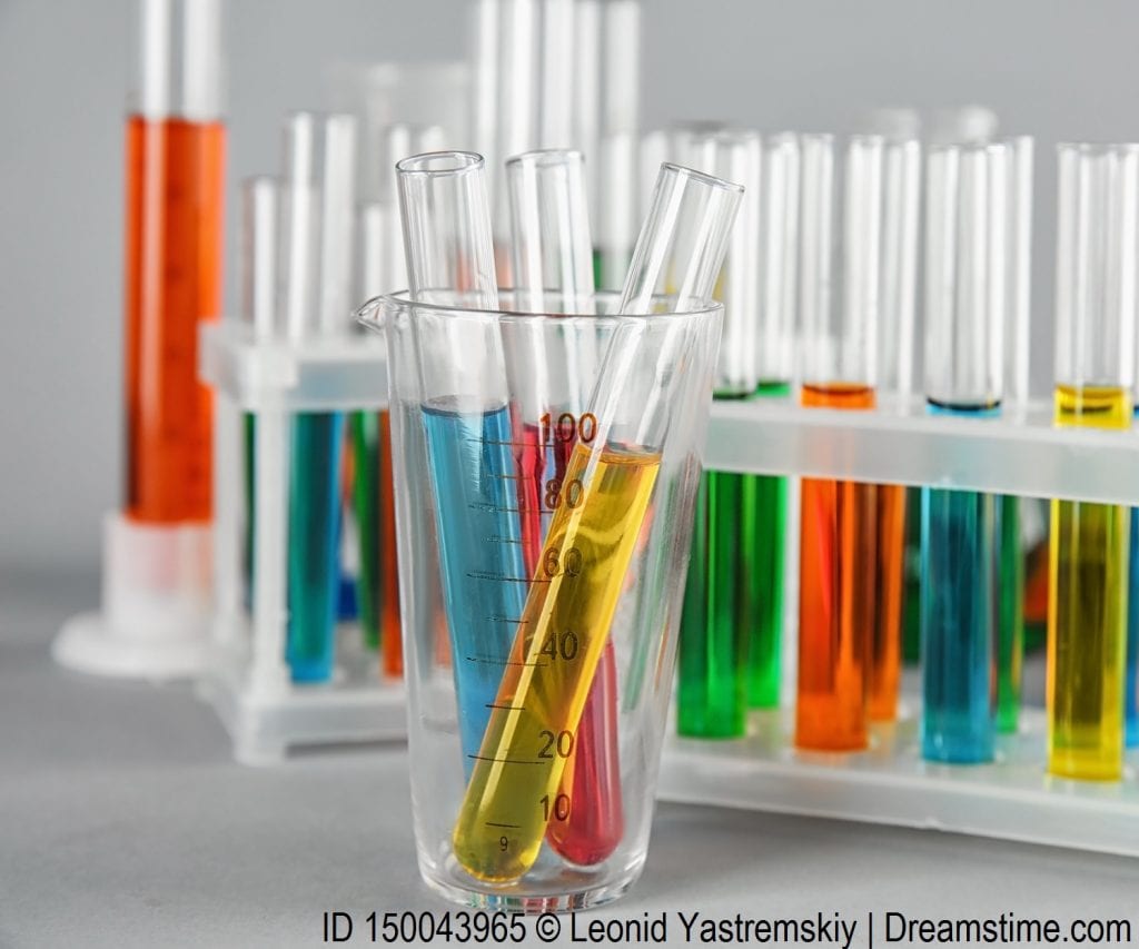 学生用试管模拟疾病的传播。